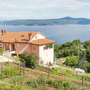 https://apartmani-sandra-rovini.primorje-gorskikotar.com